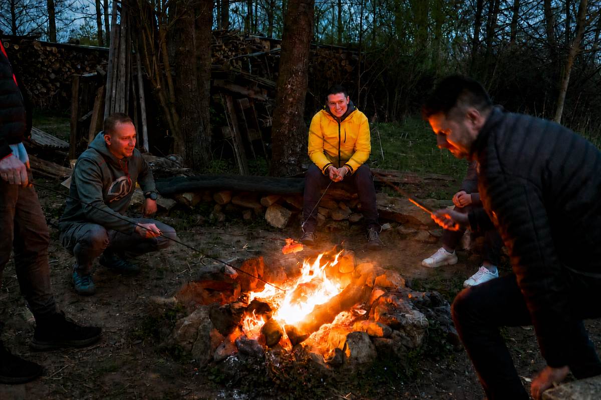 Večerní setkání týmu u ohně na Farmě Hůrka